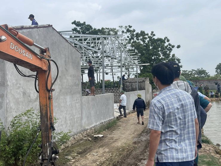 CHIỀU NGÀY 12/7/2025 XÃ PHÚC SƠN TIẾP TỤC RA QUÂN XỬ LÝ, THÁO DỠ CÁC CÔNG TRÌNH XÂY DỰNG TRÁI PHÉP TRÊN ĐẤT NÔNG NGHIỆP- Ảnh 1.
