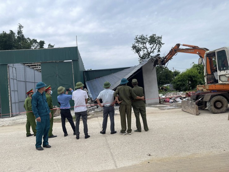 SÁNG NGÀY 12/07/2025 XÃ PHÚC SƠN TIẾP TỤC RA QUÂN XỬ LÝ, THÁO DỠ CÁC CÔNG TRÌNH XÂY DỰNG TRÁI PHÉP TRÊN ĐẤT NÔNG NGHIỆP- Ảnh 1.