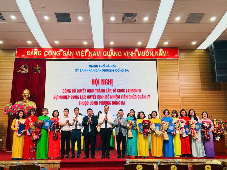 Hội nghị Công bố quyết định thành lập, tổ chức lại đơn vị sự nghiệp công lập, quyết định bổ nhiệm viên chức quản lý đơn vị sự nghiệp công lập thuộc UBND phường Đống Đa.- Ảnh 5.