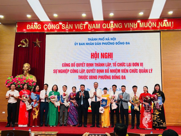 Hội nghị Công bố quyết định thành lập, tổ chức lại đơn vị sự nghiệp công lập, quyết định bổ nhiệm viên chức quản lý đơn vị sự nghiệp công lập thuộc UBND phường Đống Đa.- Ảnh 2.