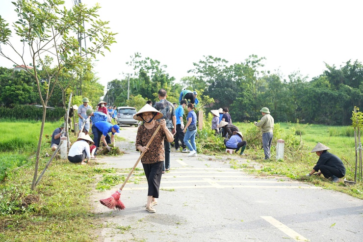 Phường Sơn Tây ra quân tổng vệ sinh môi trường- Ảnh 1.