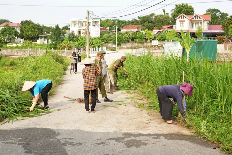 Phường Sơn Tây ra quân tổng vệ sinh môi trường- Ảnh 2.