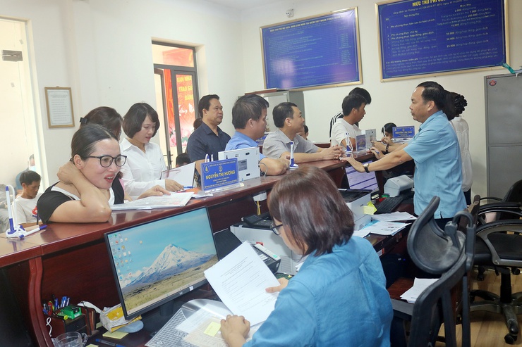 Lãnh đạo xã Xuân Mai kiểm tra, động viên đội ngũ cán bộ, công chức và người dân làm việc, giao dịch tại Điểm phục vụ hành chính công xã Xuân Mai- Ảnh 1.