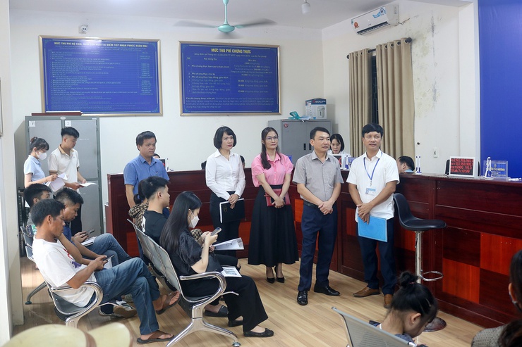 Lãnh đạo xã Xuân Mai kiểm tra, động viên đội ngũ cán bộ, công chức và người dân làm việc, giao dịch tại Điểm phục vụ hành chính công xã Xuân Mai- Ảnh 3.