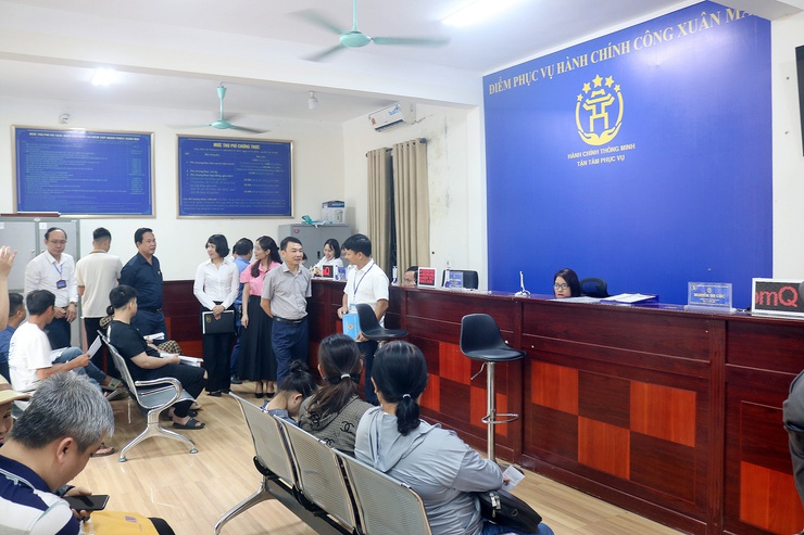 Lãnh đạo xã Xuân Mai kiểm tra, động viên đội ngũ cán bộ, công chức và người dân làm việc, giao dịch tại Điểm phục vụ hành chính công xã Xuân Mai- Ảnh 4.
