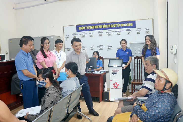 Lãnh đạo xã Xuân Mai kiểm tra, động viên đội ngũ cán bộ, công chức và người dân làm việc, giao dịch tại Điểm phục vụ hành chính công xã Xuân Mai- Ảnh 5.