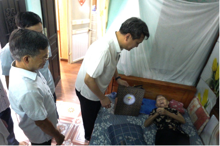 Khám bệnh, tư vấn sức khoẻ, cấp thuốc và tặng quà cho người có công với cách mạng tại xã Ứng Thiên- Ảnh 6.