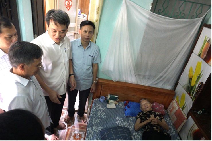 Khám bệnh, tư vấn sức khoẻ, cấp thuốc và tặng quà cho người có công với cách mạng tại xã Ứng Thiên- Ảnh 7.
