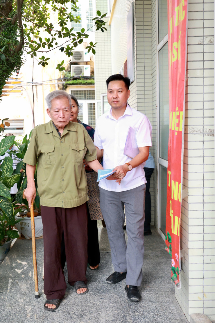 Khám bệnh, tư vấn sức khoẻ, cấp thuốc và tặng quà cho người có công với cách mạng tại xã Ứng Thiên- Ảnh 9.