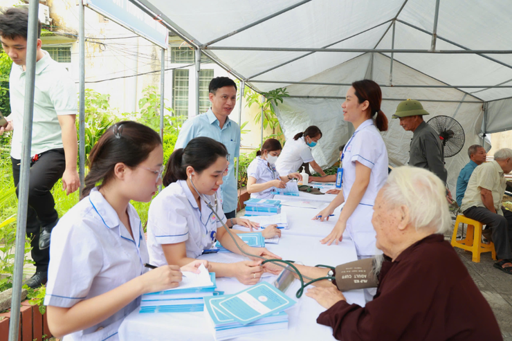 Khám bệnh, tư vấn sức khoẻ, cấp thuốc và tặng quà cho người có công với cách mạng tại xã Ứng Thiên- Ảnh 11.