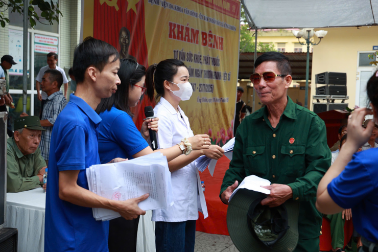 Khám bệnh, tư vấn sức khoẻ, cấp thuốc và tặng quà cho người có công với cách mạng tại xã Ứng Thiên- Ảnh 12.