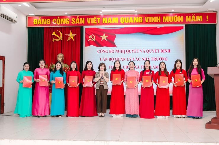 ĐẢNG ỦY - UBND XÃ THƯ LÂM TỔ CHỨC HỘI NGHỊ CÔNG BỐ CÁC NGHỊ QUYẾT, QUYẾT ĐỊNH VỀ TỔ CHỨC BỘ MÁY VÀ CÔNG TÁC CÁN BỘ THUỘC KHỐI GIÁO DỤC.- Ảnh 3.