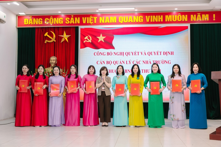 ĐẢNG ỦY - UBND XÃ THƯ LÂM TỔ CHỨC HỘI NGHỊ CÔNG BỐ CÁC NGHỊ QUYẾT, QUYẾT ĐỊNH VỀ TỔ CHỨC BỘ MÁY VÀ CÔNG TÁC CÁN BỘ THUỘC KHỐI GIÁO DỤC.- Ảnh 4.