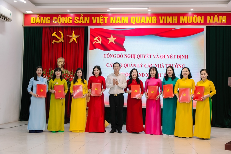 ĐẢNG ỦY - UBND XÃ THƯ LÂM TỔ CHỨC HỘI NGHỊ CÔNG BỐ CÁC NGHỊ QUYẾT, QUYẾT ĐỊNH VỀ TỔ CHỨC BỘ MÁY VÀ CÔNG TÁC CÁN BỘ THUỘC KHỐI GIÁO DỤC.- Ảnh 5.