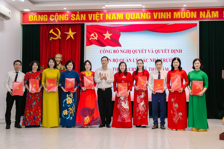 ĐẢNG ỦY - UBND XÃ THƯ LÂM TỔ CHỨC HỘI NGHỊ CÔNG BỐ CÁC NGHỊ QUYẾT, QUYẾT ĐỊNH VỀ TỔ CHỨC BỘ MÁY VÀ CÔNG TÁC CÁN BỘ THUỘC KHỐI GIÁO DỤC.- Ảnh 6.