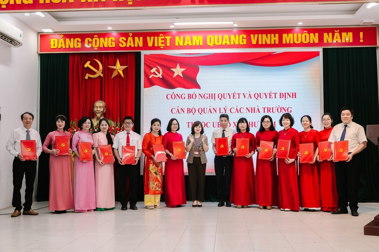 ĐẢNG ỦY - UBND XÃ THƯ LÂM TỔ CHỨC HỘI NGHỊ CÔNG BỐ CÁC NGHỊ QUYẾT, QUYẾT ĐỊNH VỀ TỔ CHỨC BỘ MÁY VÀ CÔNG TÁC CÁN BỘ THUỘC KHỐI GIÁO DỤC.- Ảnh 7.