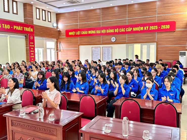 Hội Liên hiệp phụ nữ và Đoàn thanh niên phường Phú Thượng phối hợp với Hội chữ thập đỏ thành phố Hà Nội tổ chức chương trình truyền thông hưởng ứng Ngày Dân số thế giới - Ảnh 4.