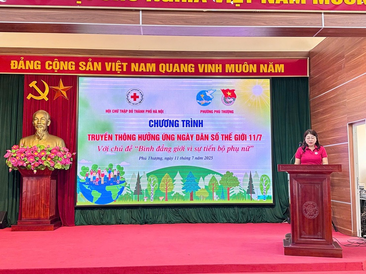 Hội Liên hiệp phụ nữ và Đoàn thanh niên phường Phú Thượng phối hợp với Hội chữ thập đỏ thành phố Hà Nội tổ chức chương trình truyền thông hưởng ứng Ngày Dân số thế giới - Ảnh 1.