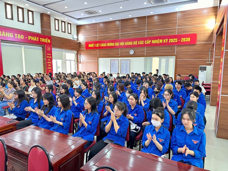 Hội Liên hiệp phụ nữ và Đoàn thanh niên phường Phú Thượng phối hợp với Hội chữ thập đỏ thành phố Hà Nội tổ chức chương trình truyền thông hưởng ứng Ngày Dân số thế giới - Ảnh 3.