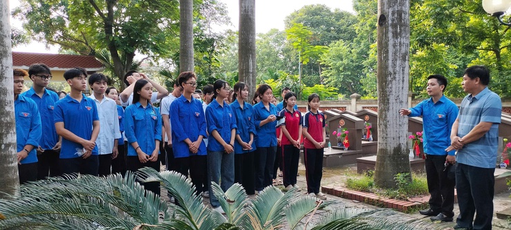 Xã Nam Phù vệ sinh khuôn viên nghĩa trang liệt sĩ nhân kỉ niệm 78 năm ngày Thương binh liệt sỹ- Ảnh 2.