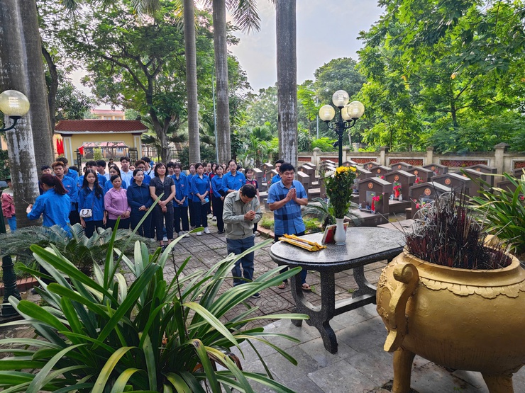 Xã Nam Phù vệ sinh khuôn viên nghĩa trang liệt sĩ nhân kỉ niệm 78 năm ngày Thương binh liệt sỹ- Ảnh 1.