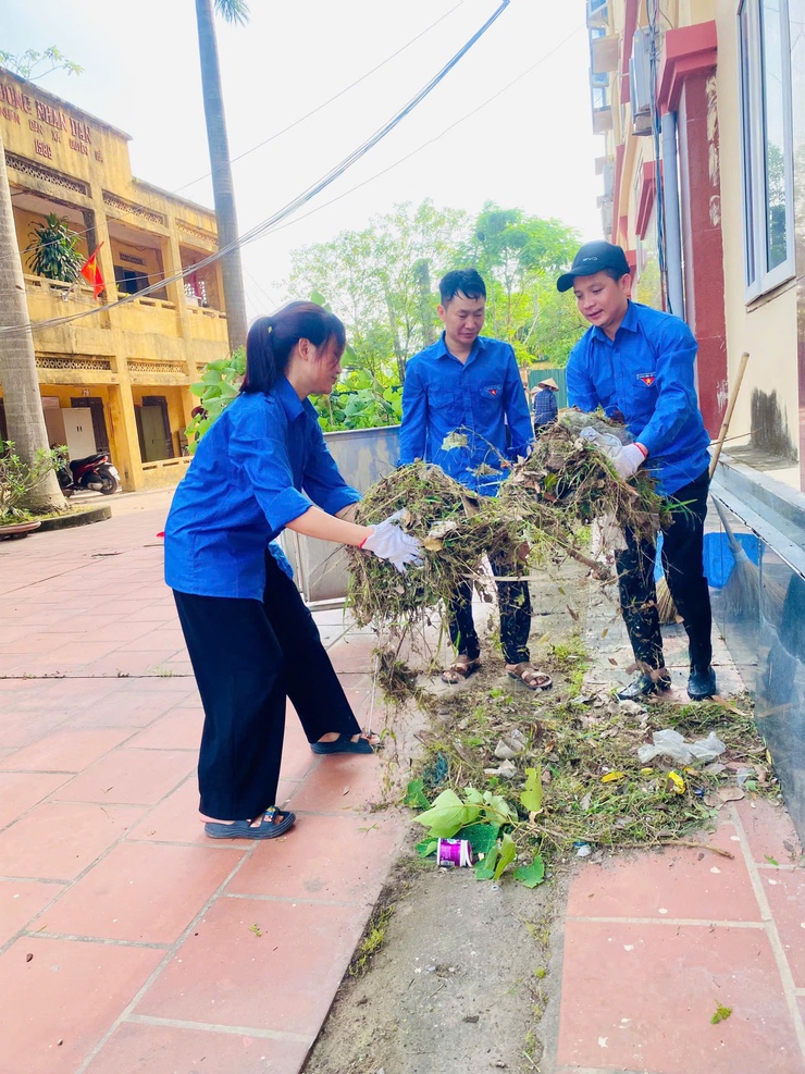 Xã Nam Phù vệ sinh khuôn viên nghĩa trang liệt sĩ nhân kỉ niệm 78 năm ngày Thương binh liệt sỹ- Ảnh 8.