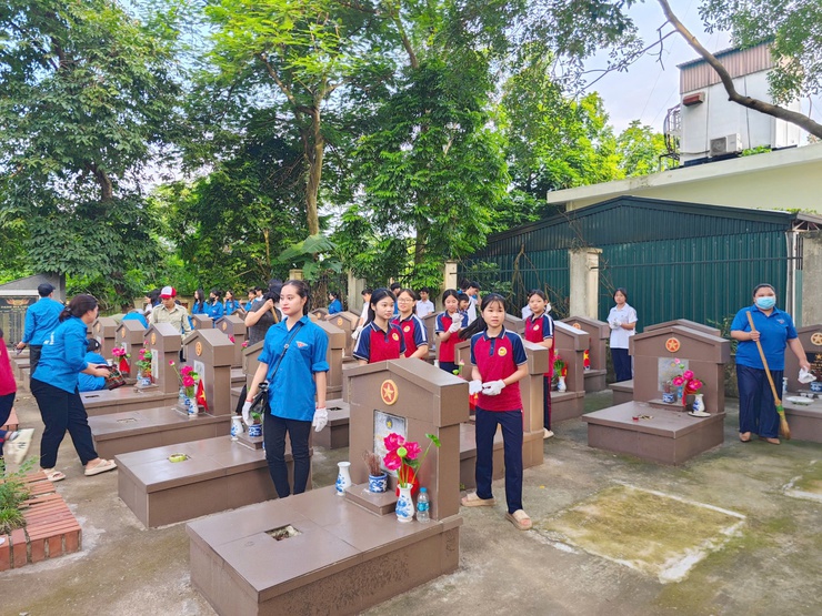 Xã Nam Phù vệ sinh khuôn viên nghĩa trang liệt sĩ nhân kỉ niệm 78 năm ngày Thương binh liệt sỹ- Ảnh 4.