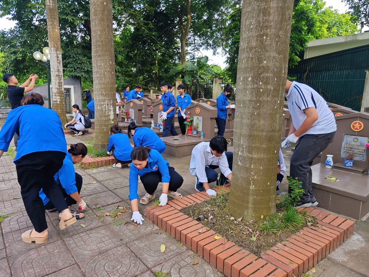 Xã Nam Phù vệ sinh khuôn viên nghĩa trang liệt sĩ nhân kỉ niệm 78 năm ngày Thương binh liệt sỹ- Ảnh 7.
