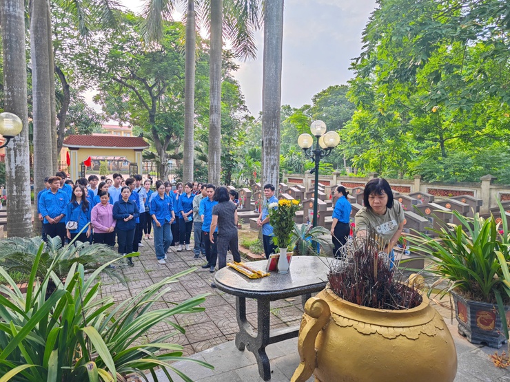 Xã Nam Phù vệ sinh khuôn viên nghĩa trang liệt sĩ nhân kỉ niệm 78 năm ngày Thương binh liệt sỹ- Ảnh 3.