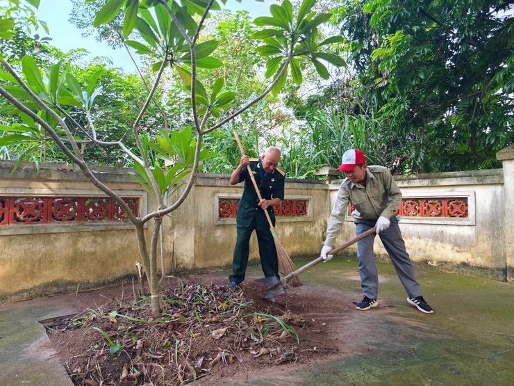 Xã Nam Phù vệ sinh khuôn viên nghĩa trang liệt sĩ nhân kỉ niệm 78 năm ngày Thương binh liệt sỹ- Ảnh 10.