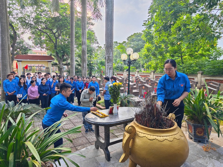 Xã Nam Phù vệ sinh khuôn viên nghĩa trang liệt sĩ nhân kỉ niệm 78 năm ngày Thương binh liệt sỹ- Ảnh 6.
