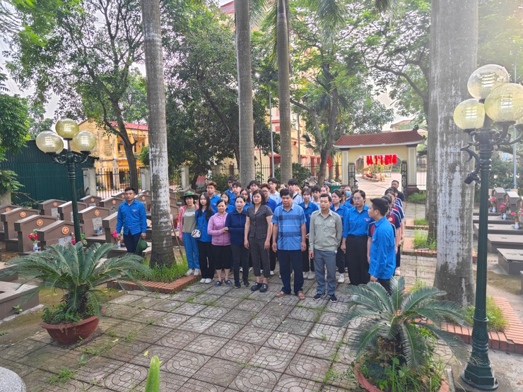 Xã Nam Phù vệ sinh khuôn viên nghĩa trang liệt sĩ nhân kỉ niệm 78 năm ngày Thương binh liệt sỹ- Ảnh 5.