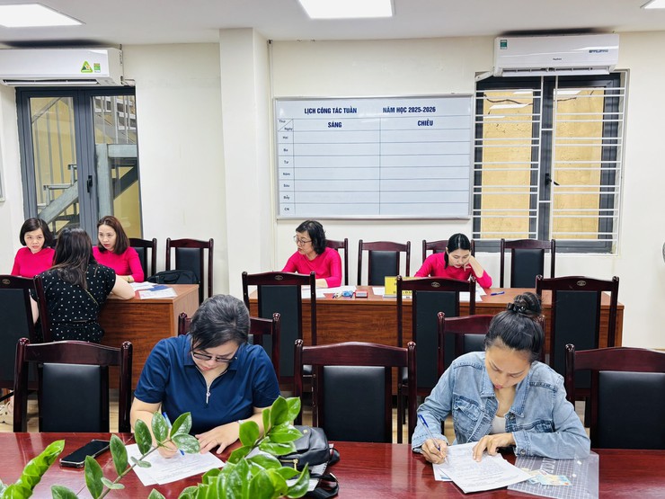 Tuyển sinh trực tiếp năm học 2025-2026 tại các trường Mầm non, Tiểu học, THCS trên địa bàn phường Hoàn Kiếm- Ảnh 1.