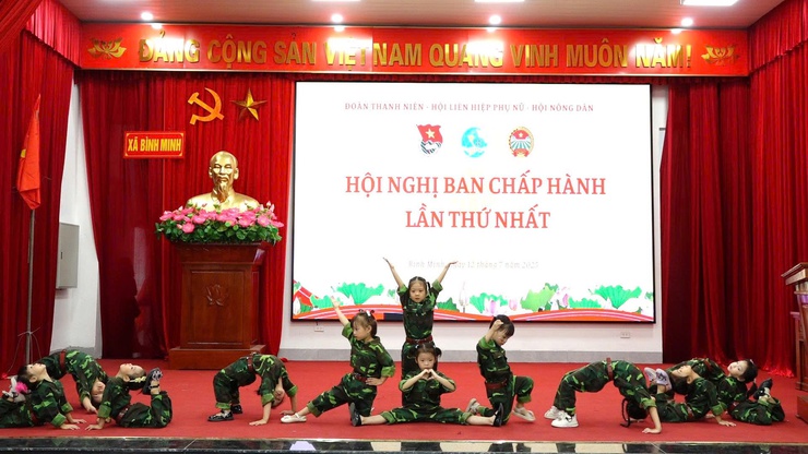 UBMTTQ Việt Nam xã Bình Minh: Công bố và trao Quyết định thành lập các tổ chức chính trị - xã hội, kích hoạt hỗ trợ nền tảng dịch vụ công trực tuyến thời đại công nghệ 4.0- Ảnh 5.