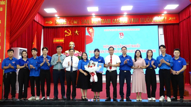 UBMTTQ Việt Nam xã Bình Minh: Công bố và trao Quyết định thành lập các tổ chức chính trị - xã hội, kích hoạt hỗ trợ nền tảng dịch vụ công trực tuyến thời đại công nghệ 4.0- Ảnh 4.