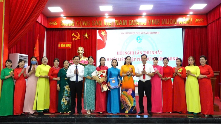 UBMTTQ Việt Nam xã Bình Minh: Công bố và trao Quyết định thành lập các tổ chức chính trị - xã hội, kích hoạt hỗ trợ nền tảng dịch vụ công trực tuyến thời đại công nghệ 4.0- Ảnh 2.