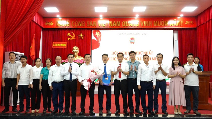 UBMTTQ Việt Nam xã Bình Minh: Công bố và trao Quyết định thành lập các tổ chức chính trị - xã hội, kích hoạt hỗ trợ nền tảng dịch vụ công trực tuyến thời đại công nghệ 4.0- Ảnh 3.