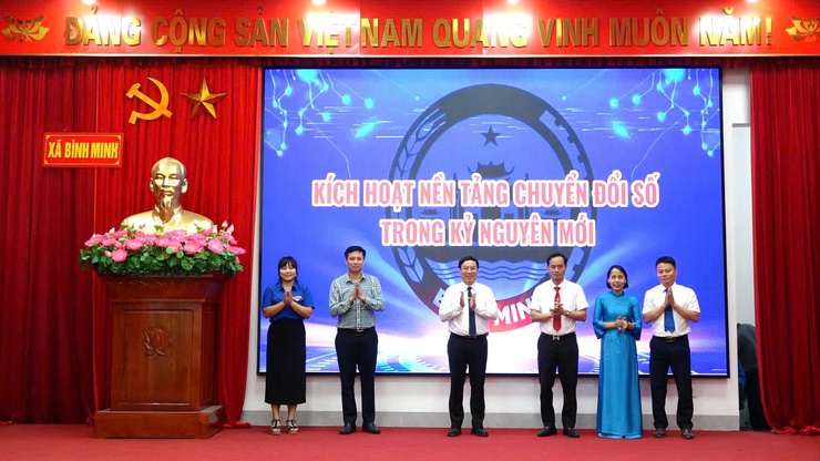 UBMTTQ Việt Nam xã Bình Minh: Công bố và trao Quyết định thành lập các tổ chức chính trị - xã hội, kích hoạt hỗ trợ nền tảng dịch vụ công trực tuyến thời đại công nghệ 4.0- Ảnh 9.