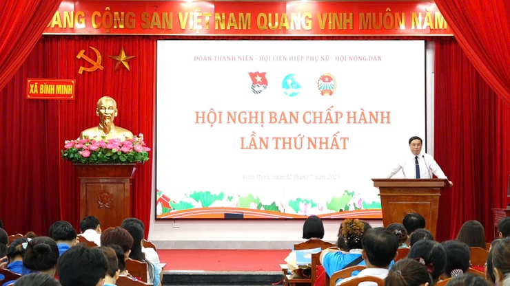 UBMTTQ Việt Nam xã Bình Minh: Công bố và trao Quyết định thành lập các tổ chức chính trị - xã hội, kích hoạt hỗ trợ nền tảng dịch vụ công trực tuyến thời đại công nghệ 4.0- Ảnh 7.