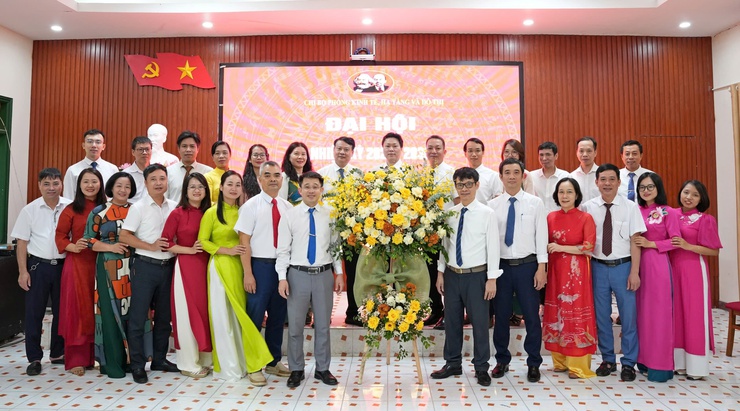 Đại hội Chi bộ các phòng chuyên môn thuộc UBND phường Sơn Tây lần thứ I, nhiệm kỳ 2025-2030- Ảnh 1.