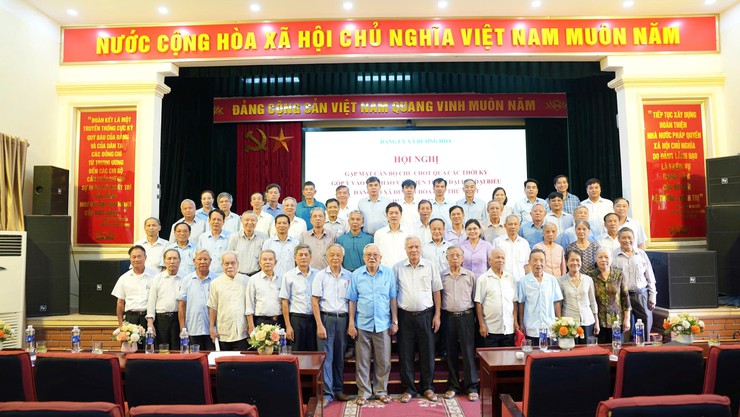       Đảng uỷ xã Dương Hoà lấy ý kiến cán bộ chủ chốt qua các thời kỳ vào dự thảo văn kiện trình Đại hội đại biểu Đảng bộ xã lần thứ Nhất, nhiệm kỳ 2025-2030- Ảnh 12.
