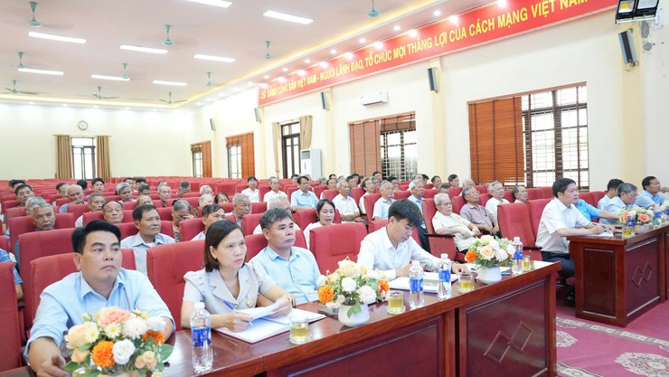       Đảng uỷ xã Dương Hoà lấy ý kiến cán bộ chủ chốt qua các thời kỳ vào dự thảo văn kiện trình Đại hội đại biểu Đảng bộ xã lần thứ Nhất, nhiệm kỳ 2025-2030- Ảnh 2.