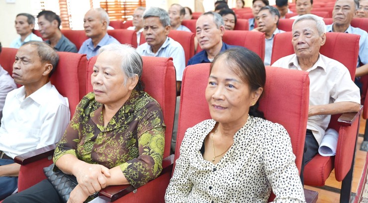       Đảng uỷ xã Dương Hoà lấy ý kiến cán bộ chủ chốt qua các thời kỳ vào dự thảo văn kiện trình Đại hội đại biểu Đảng bộ xã lần thứ Nhất, nhiệm kỳ 2025-2030- Ảnh 4.