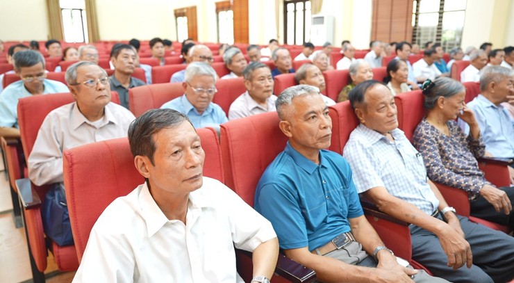       Đảng uỷ xã Dương Hoà lấy ý kiến cán bộ chủ chốt qua các thời kỳ vào dự thảo văn kiện trình Đại hội đại biểu Đảng bộ xã lần thứ Nhất, nhiệm kỳ 2025-2030- Ảnh 5.