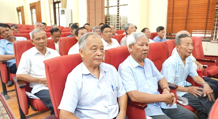       Đảng uỷ xã Dương Hoà lấy ý kiến cán bộ chủ chốt qua các thời kỳ vào dự thảo văn kiện trình Đại hội đại biểu Đảng bộ xã lần thứ Nhất, nhiệm kỳ 2025-2030- Ảnh 6.