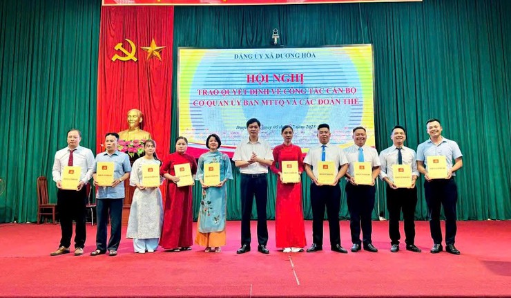           Đảng ủy xã Dương Hòa trao quyết định về công tác cán bộ tại cơ quan Uỷ ban Mặt trận Tổ quốc và các đoàn thể xã- Ảnh 1.