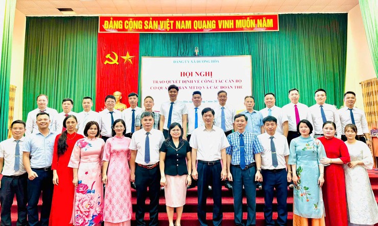           Đảng ủy xã Dương Hòa trao quyết định về công tác cán bộ tại cơ quan Uỷ ban Mặt trận Tổ quốc và các đoàn thể xã- Ảnh 2.