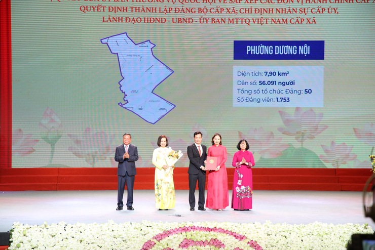 Danh sách Bí thư, Chủ tịch HĐND, UBND và Uỷ ban MTTQ tại 126 xã, phường mới của Hà Nội- Ảnh 1.
