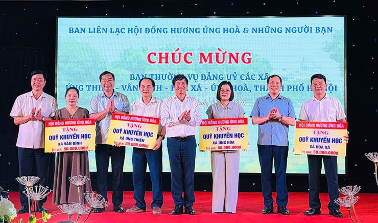 HỘI ĐỒNG HƯƠNG ỨNG HÒA THĂM VÀ TẶNG QUÀ CÁC XÃ MỚI THÀNH LẬP- Ảnh 5.