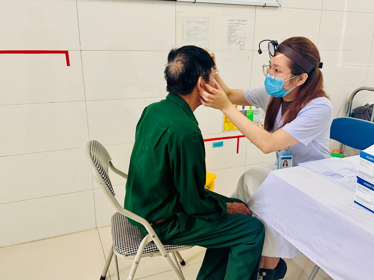 XÃ YÊN LÃNG TỔ CHỨC KHÁM BỆNH, TƯ VẤN SỨC KHỎE, CẤP THUỐC MIỄN PHÍ CHO CÁC ĐỐI TƯỢNG CHÍNH SÁCH NHÂN DỊP KỶ NIỆM 78 NĂM NGÀY THƯƠNG BINH - LIỆT SĨ (27/7/1947 – 27/7/2025).- Ảnh 5.
